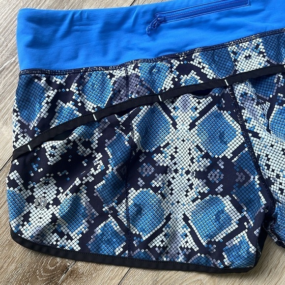 Lululemon Speed Short *4-way Stretch
Mini Ziggy Snake Caspian Blue Pipe Dream - Picture 5 of 9